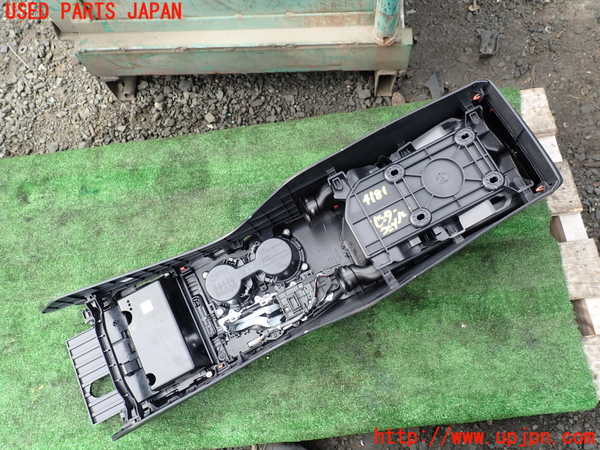 1UPJ-9241817540]カムリハイブリッド(AXVH70)センターコンソール 中古_5