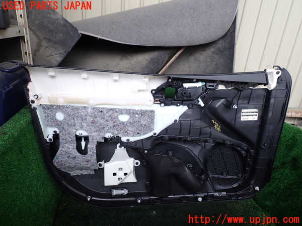 1UPJ-9241811234]カムリハイブリッド(AXVH70)右前ドア内張り 中古_4