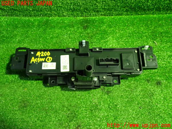 1UPJ-9242006066]WR-V(DG5)エアコンスイッチ1 中古_2