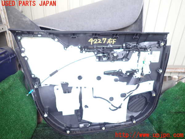 1UPJ-9242271234]ハリアー ハイブリッド(AXUH80)右前ドア内張り 中古_5
