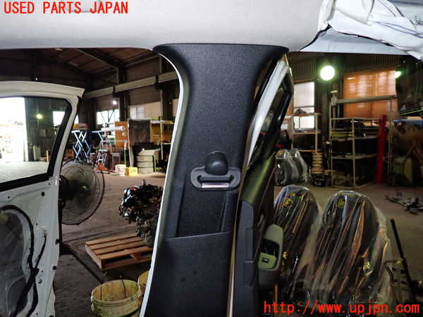 1UPJ-9242307665]WR-V(DG5)右センターピラートリム 中古_2