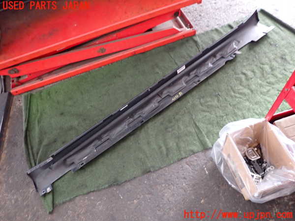 2UPJ-9242321390]ポルシェ・マカン ターボ(J1H3)右サイドステップ 中古_5