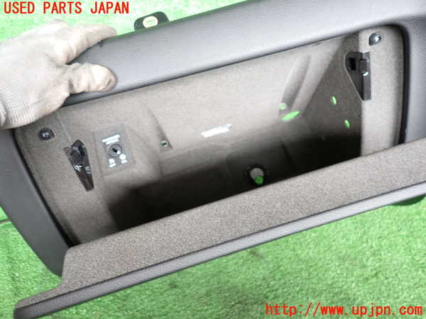 2UPJ-9242327516]ポルシェ・マカン ターボ(J1H3)グローブボックス1 中古_2