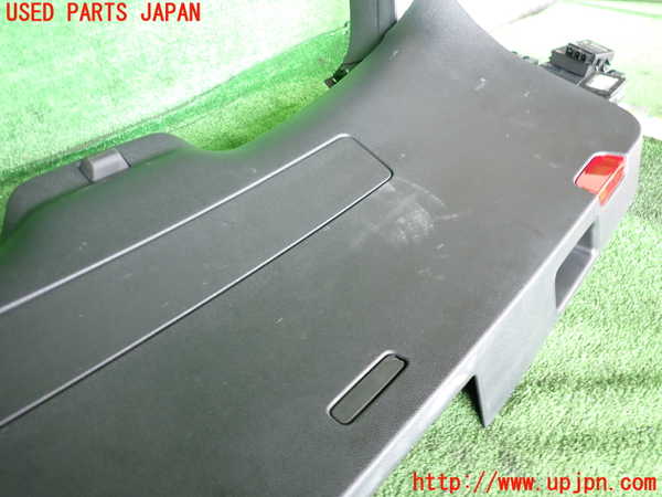 2UPJ-9242321578]ポルシェ・マカン ターボ(J1H3)バックドア内張り 中古_2