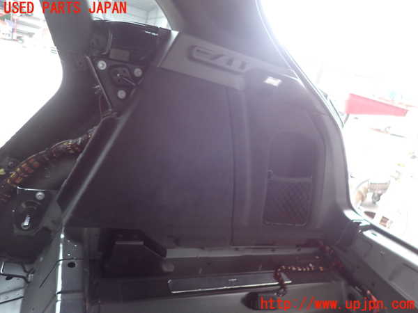 2UPJ-9242327675]ポルシェ・マカン ターボ(J1H3)右リアピラートリム 中古_3