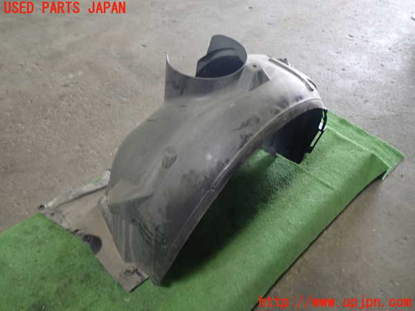 1UPJ-9242351090]ベンツ A180(176042)(W176系)右前フェンダーライナー 中古_2