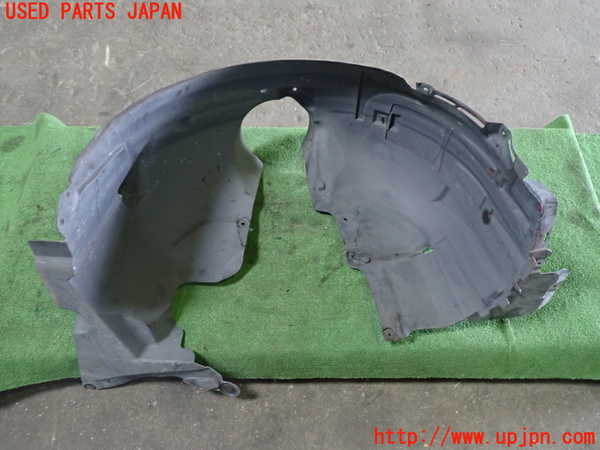 1UPJ-9242351090]ベンツ A180(176042)(W176系)右前フェンダーライナー 中古_3