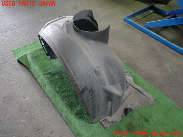 1UPJ-9242351092]ベンツ A180(176042)(W176系)左前フェンダーライナー 中古_2