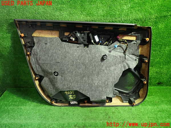 1UPJ-9242351234]ベンツ A180(176042)(W176系)右前ドア内張り 中古_3