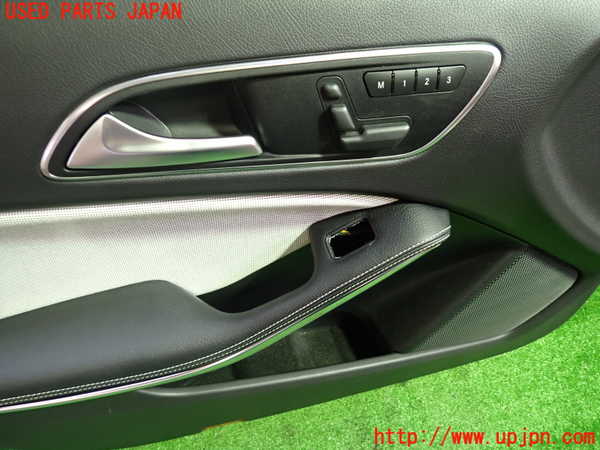 1UPJ-9242351264]ベンツ A180(176042)(W176系)左前ドア内張り 中古_2