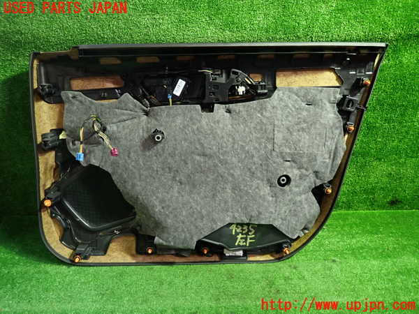 1UPJ-9242351264]ベンツ A180(176042)(W176系)左前ドア内張り 中古_3